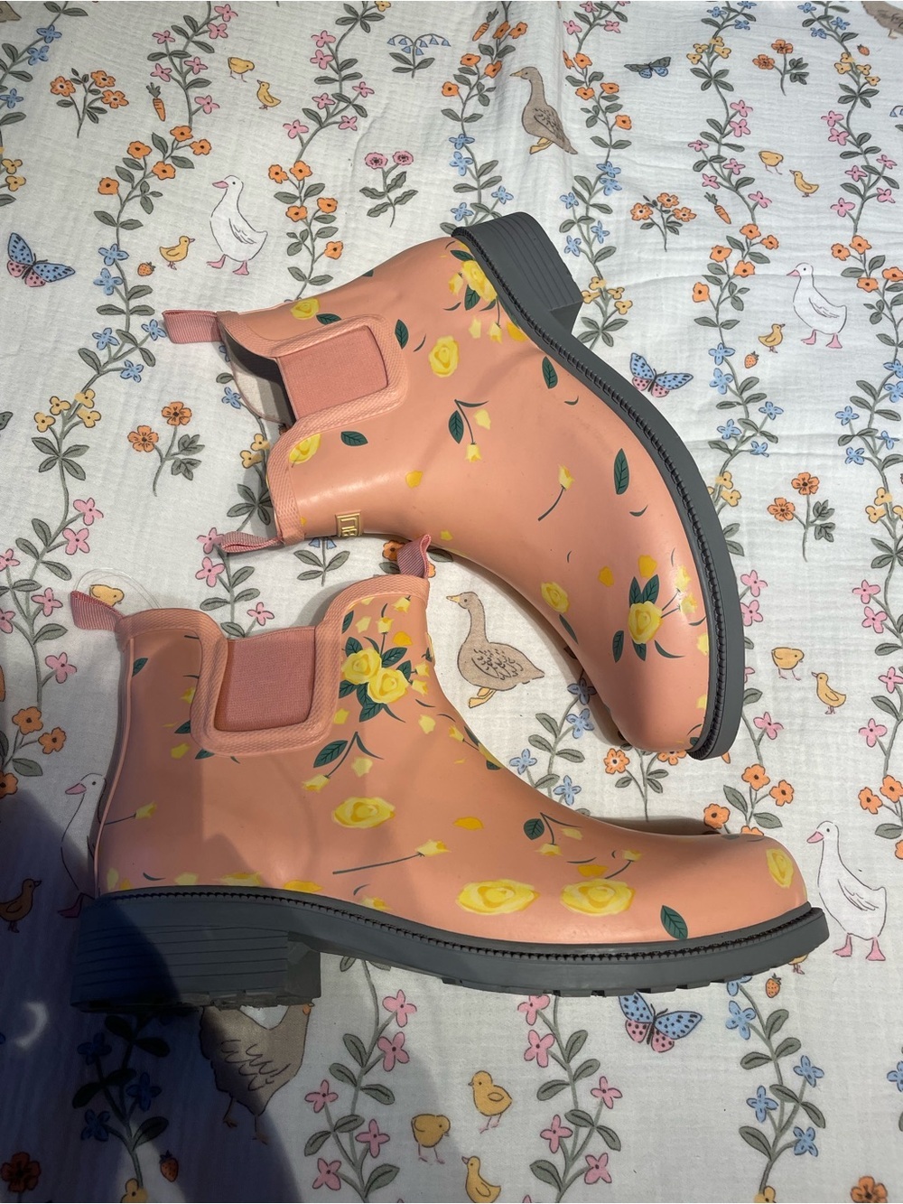EUC Coral Rubber & Yellow JBU by
JAMBU Chelsea Floral Pull On Ankle Rain Boots